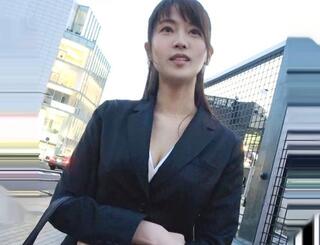スレンダー新卒美人OLが美脚美ボディでチンポを挑発！激しいファックで何度も腰振りイキまくり