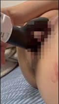無修正・自画撮り 玩具が抜けた瞬間にピュッと初めての潮吹き。局部接写で撮ったオナニー投稿動画。