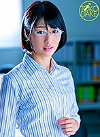地味な事務員が残業中に上司に襲われる！上司がバックから突っ込んで、ピストンしながらずっと乳首を弄りまくる。正常位でもピストン＆乳首弄り。舐めて指でつまんで転がして。指マンでイカセてから再びチ○ポぶち込んで、最後に大量精子を体にぶっかける！川上奈々美