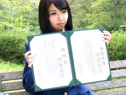 学校の卒業式を終えたその足で撮影現場に直行しそのままAV女優になった18歳JK
