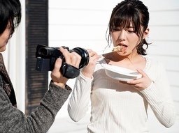 BBQで酔いつぶれてしまった彼女…お酒に弱い彼氏はそれに気づくことなく彼の友人たちに何度も寝取られて…♥