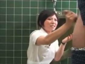 【素人盗撮】トイレで患者の性欲処理の手コキと放尿のお手伝いをするナースのお仕事