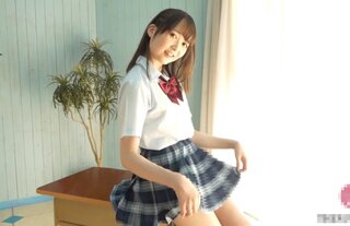 鈴原海未 制服スカートぱたぱたさせてパンチラさせ脱衣で下着姿