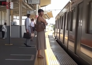 《電車痴漢》「やばいやばいぃ♥」清楚美人・巨乳おっぱいお姉さんが手マンでイキ潮！ローターとチンポ同時挿入で痙攣絶頂するｗ