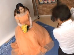 結婚式を控えたカップルがフォトスタジオでドレスを着て前撮り