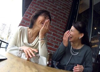 ☆人妻ナンパ☆ 濃厚な熟女オーラが漂う５４歳と５６歳だとおっしゃるあきらかに淫乱体質だと思われる完熟人妻の淫らな姿を隠し撮り！平日の昼下り親子以上に年の離れた若い男の子たちとワイワイ盛り上がり年甲斐もなくスケベ心に火が付いた欲求不満のドスケベ奥さまたちが魅せる淫らな姿を見逃すな！