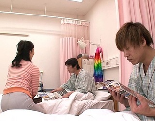 【人妻熟女】お見舞いに出かけ知らない男性に狙われてイキ乱す美熟女