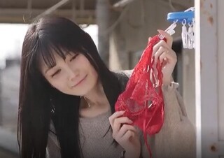 【本田もも】地味で質素な団地妻が、隣の青年をド派手なランジェリーで呼び出し、犯され願望を満たす、浮気セックス…