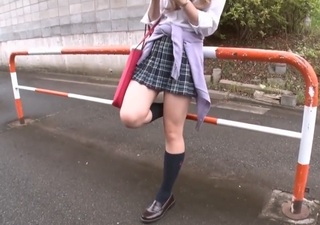 【小悪魔ギャル】「見せてあげよっかｗ」スレンダー貧乳おっぱいで有名なロリ可愛いAV女優がギャルに扮してオナニーサポート！
