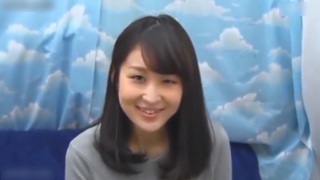 《素人ナンパ》地味な感じの女子大生が草食男子をパンティ素股で応援！