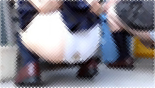 【JK着衣脱糞】お腹ピーピー女子校生2人「いたーい！」仲良く下痢便お漏らし⇒通行人登場ｗ
