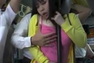 「ちょっとやめてよ！」満員のバス内でなし崩し的にチンポ受け入れる爆乳娘