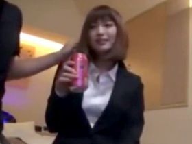 やけ飲みしているOLをナンパ！ホテルへお持ち帰りしてハメ撮りに成功！