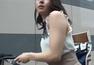 人妻ナンパ「え、わたし？♡」ママチャリ乗ってるムチムチ美乳おっぱいの清楚美人な奥様に童貞くんの筆下ろしをしてもらう！！ｗ