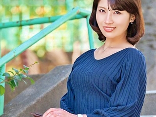 〖吉高りな〗旦那がウラヤマすぎる３７歳の美魔女妻が自らAVに応募してねっとりフェラ♪♪ベロチューしたらお椀型美乳を揉まれながらバック挿入