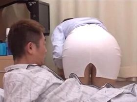 《NTR中出し》もしかして誘ってる！？隣ベッドのお見舞いに来たミニスカ美女がパンチラしまくりｗｗｗ夏希みなみ