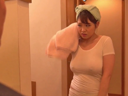 風呂上がりの息子の巨乳嫁に目がくらんで手を出してしまう父→ハメ潮ダラダラ近親相姦