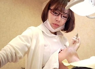 《深田えいみの歯科衛生士》「あら♥硬くなってますね♥」知的メガネのスレンダー巨乳おっぱいお姉さんに治療中に発情ｗ