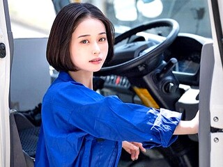 ［NTR］寝取られドラマ‼『もう我慢できねーって❗』ベテラン運転手からエロい目で見られるロリ巨乳パート❤