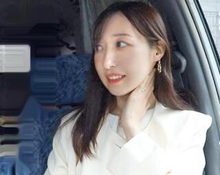 普通の人妻が性欲が昂ぶり旦那に内緒で浮気セックス！強烈ピストンに激しく悶絶仰け反りアクメする