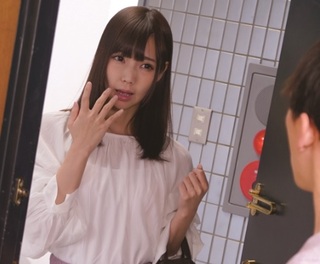 【デリヘル友達の彼女】チェンジしてくれない知人の一室に入ってしまい中出しされる美乳娘