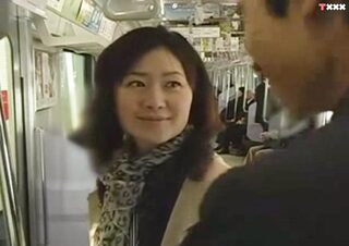 〈エロドラマ〉いってらっしゃいと電車を降りる夫を見送り数十分後。妻は他人棒を咥えてる。しかも相手はお兄ちゃんww