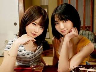 『どっちか選んで…♡』幼馴染JKの“挟み撃ち”痴女ハーレム！ロリ美少女が乳首舐め手コキで誘惑…エビ反り騎乗位でM男いじめ