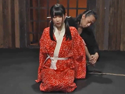 赤じゅばんを着た可憐な少女がM字開脚させられて宙に吊られ、バラ鞭に打たれ…串刺しで何度も突かれて悶絶号泣！縄の世界でぶっ飛ぶ緊縛調教！