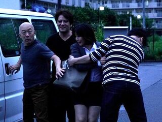 【人妻レイプ】無職になりむしゃくしゃした連中に攫われるムチムチ奥さん…肉便器の性奴隷扱いで鬼畜に陵辱されてイキ潮を噴射
