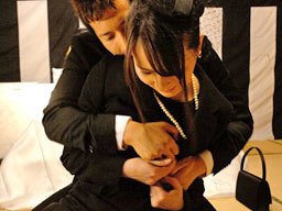 夫に先立たれて未亡人となった美しい人妻→義弟に襲われて抵抗するものの…