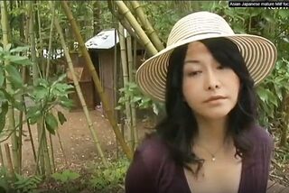 〈エロドラマ〉この淫欲な妻にとって山中の薄汚い公衆便所の発見は値千金であった。野趣味溢れる金玉ゲット！ww