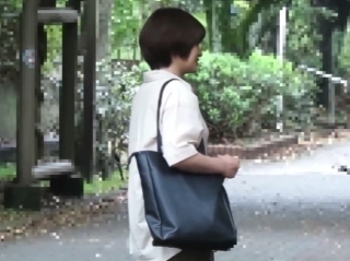 〖熟女ナンパ〗アンケート調査のはずが、大量の大人の玩具に興味津々な熟妻
