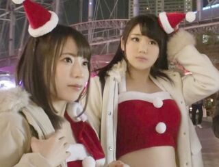 エッチなサンタコスで自撮りする２１歳お姉さんをナンパ成功♡２本のチンポを交互にフェラしたら即ハメＳＥＸで突き倒されて悶絶イキ