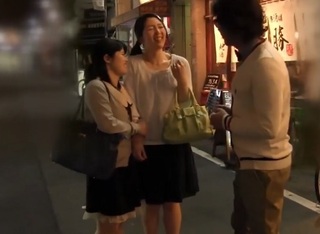 【人妻熟女】硬いペニスを頬張り舐めて主人にバレないように抱かれちゃうエロ妻