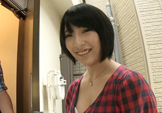 《素人宅訪問企画》「楽しみぃ～♥♥」ショートカット・スレンダー美乳おっぱいのボーイッシュAV女優が素人男と卑猥行為！