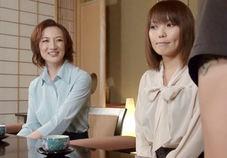 《母娘》「あんっ♥気持ちぃ♥」スレンダー巨乳おっぱいの人妻熟女・美魔女おばさんがショートカット美人娘の前で電マで感じるｗ
