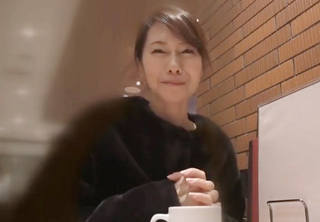 人妻ナンパ「ウフフ♥お恥ずかしぃ♥」五十路に見えないスレンダー巨乳おっぱい美魔女・素人おばさんを口説いて生ハメ種付けｗ