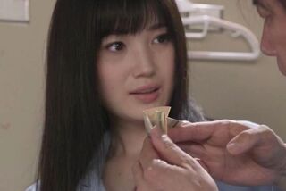 コンビニバイトのJD(本田もも)が初老店長にレイプで犯される