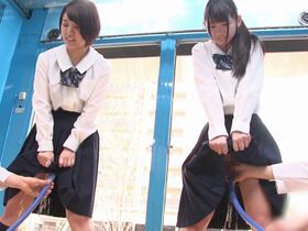＜素人ナンパ＞レディの嗜みとして膣内の洗い方を覚えないと！感度の上がったウブなjkと乱交！マジックミラー号