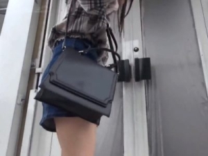 ナンパしてきたJDに100の質問中にいきなり即ハメ！困惑する素人娘が寝バックで激しくガン突きされ痙攣イキ！
