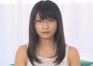 【七原えり】現役女子大生がAVデビュー作品でお尻の穴まで見せてクパァしちゃう！厳格な家で育ったという箱入り娘の緊張の初脱ぎ♡