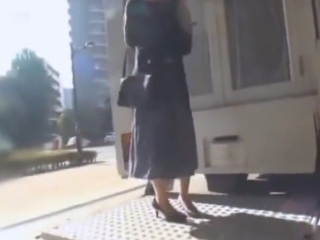 〔ﾏｼﾞｯｸﾐﾗｰ号〕透き通るような美肌 形の良いバスト こんな人妻とエッチな‥