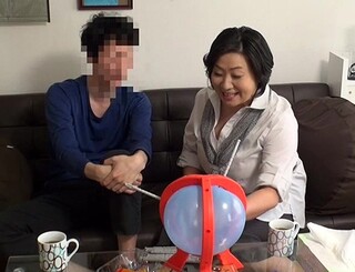 ☆人妻ナンパ☆ ５２歳になる爆乳デカ尻の豊満な肉体を息子よりも若い男の子に完全支配されたとびきりスケベな完熟人妻の淫らな姿を隠し撮り！熟年夫婦のセックスライフではあり得ない濃厚クンニで洗ってもないエロ汁まみれの閉経マンコに快楽を与え続けられて激しく興奮したドスケベ人妻の淫らな姿を見逃すな！