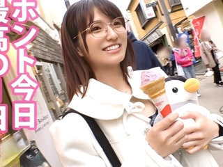 【素人ナンパ】「仕事休めました」仕事を休んだメガネ女子！スレンダーなカラダの保育士さんがセックス！