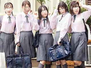 【JK】田舎から上京してきた修学旅行生たちがゲリラ豪雨でびしょ濡れ！それに興奮した偽善オヤジに生ハメされる！