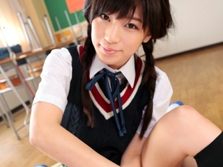 〖高橋しょう子〗転校生はグラビアアイドル！？制服の上からでも分かる成熟BODYに男子は大興奮♡