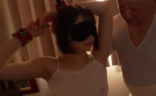 【若妻】助兵衛モロ出しおじさんの陰茎が訳あり人妻の優艶Bodyをしゃぶり回すイヤ無理っしょファック 穂高結花