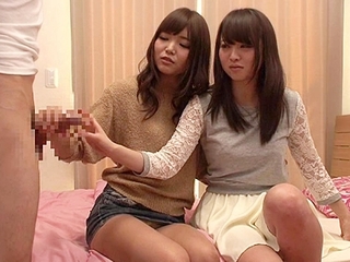 【３P】『こうやって…シコるんだよ♪』ビッチな友達とガチ処女…ヤリ方を教わって自分もズコバコ♡初めての快感…♡