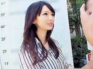 《跡美しゅり》「挿れたいよぉ♥」ロリカワJDをナンパ♥アイドル級の美少女が素股で発情♥生ハメ中出しSEX♥