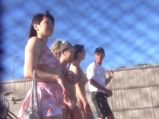 《海ナンパ》ビギニギャル3人組を軟派性交『ツルツルまんこに指を挿入』マン汁で濡れたアソコにチンポピストンで絶頂！